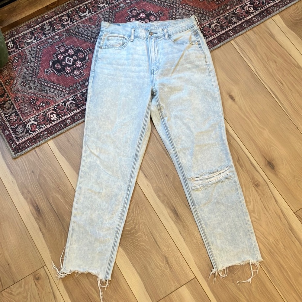 American Eagle size 8 mom jeans.